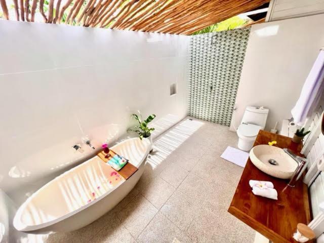 Mista Ceningan'S Beach Bungalows Previously The Kubu 221 Nusa Lembongan  Ngoại thất bức ảnh